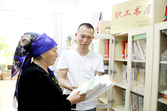 困难户办流动小书柜传播正能量